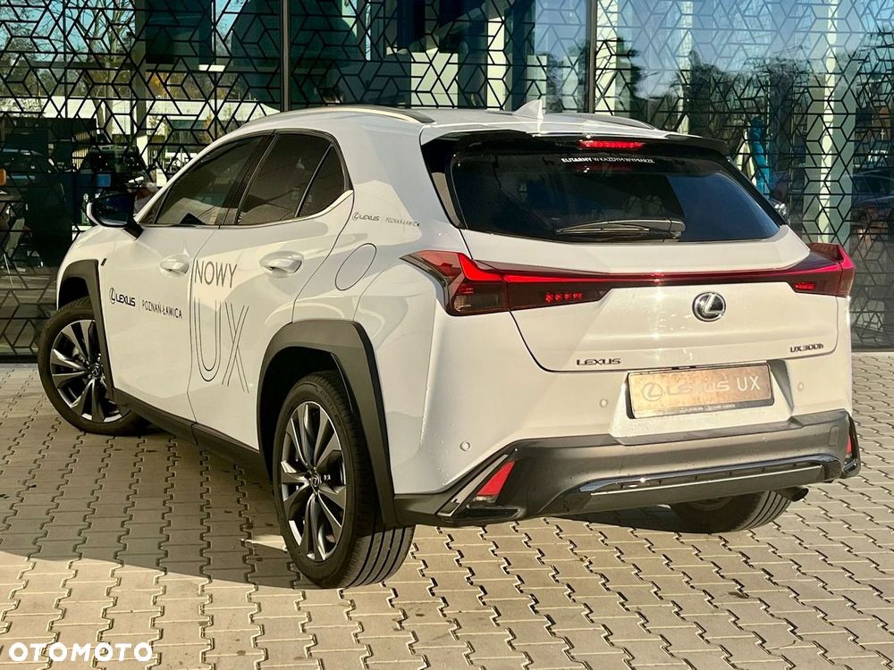 Lexus UX 300h F Sport Design - 11