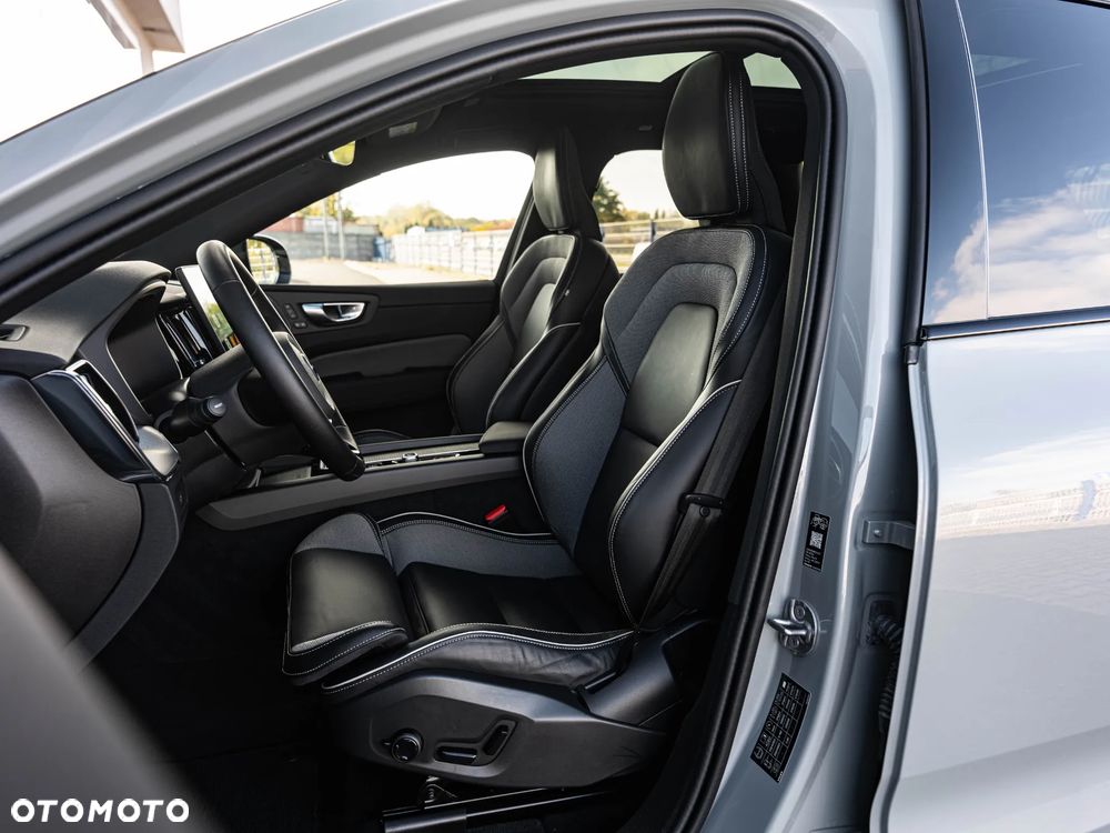 Volvo XC 60 B5 B AWD Plus Dark - 24