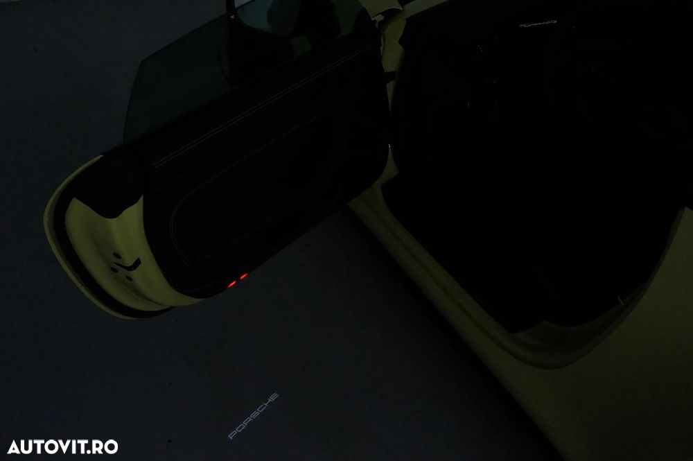 Porsche 911 Carrera 4 GTS PDK - 16