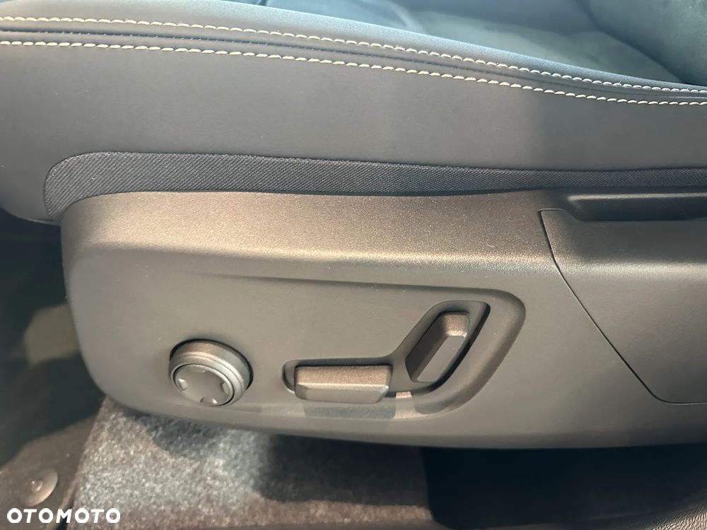 Volvo XC 40 B3 Plus Dark - 11