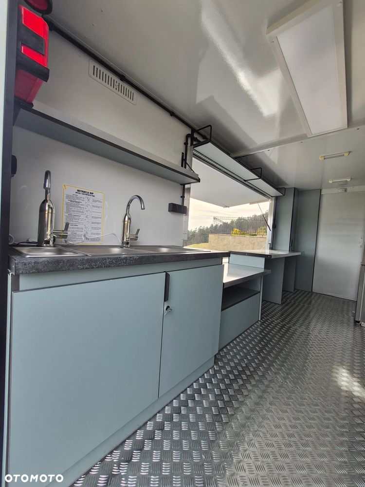 Mercedes-Benz Food Truck - 16