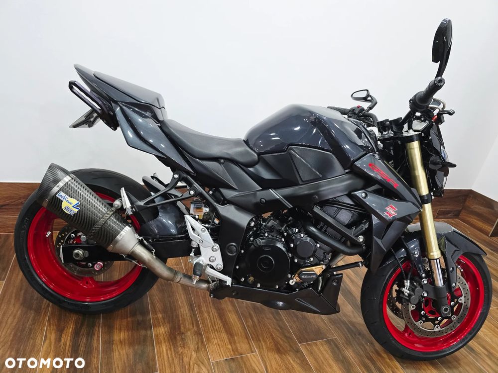 Suzuki GSR - 7