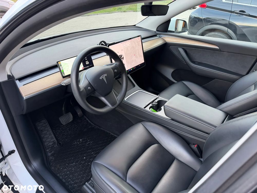 Tesla Model Y Long Range AWD - 15