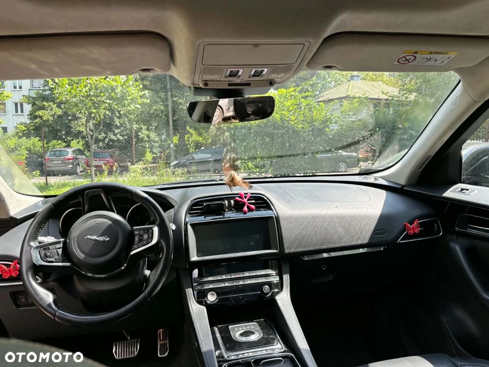 Jaguar F-Pace 20d Prestige - 12