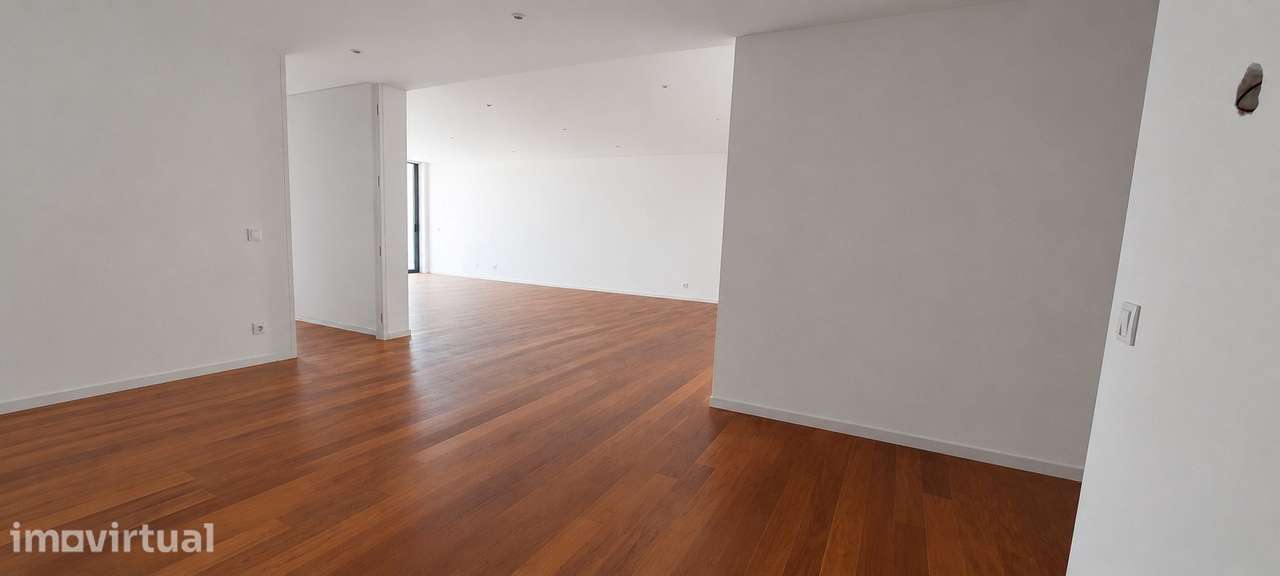 Apartamento T3 com terraço, box para 2 carros e excelente localização - Grande imagem: 3/18