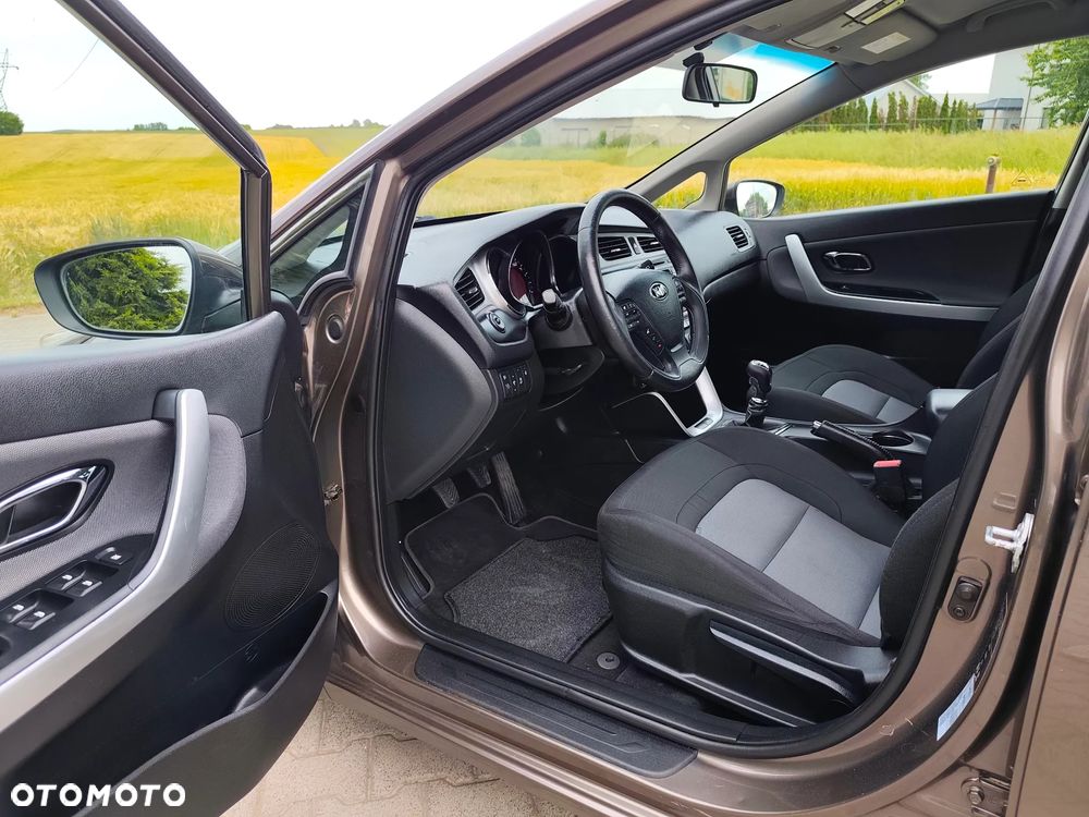 Kia Ceed 1.6 CRDi 128 Fifa World Cup Edition - 5