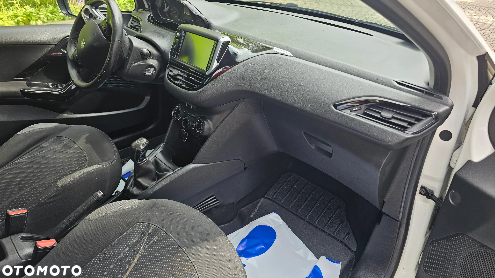 Peugeot 208 - 17