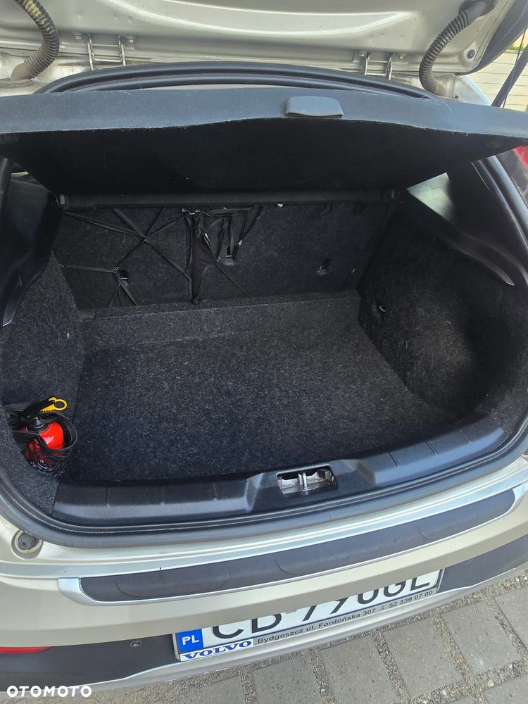 Volvo V40 Cross Country - 11