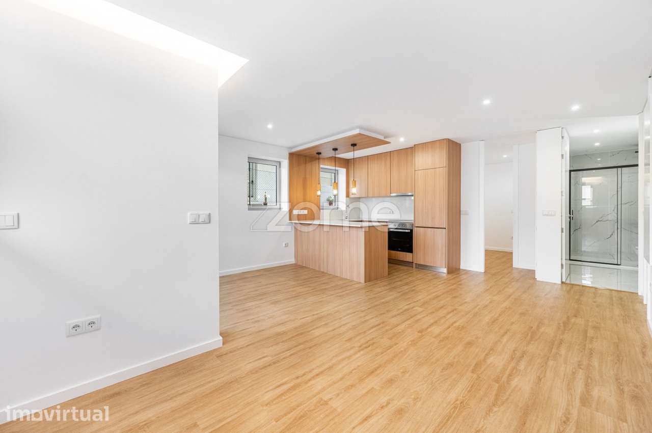 Apartamento T1 totalmente renovado, com varanda e lugar de garagem