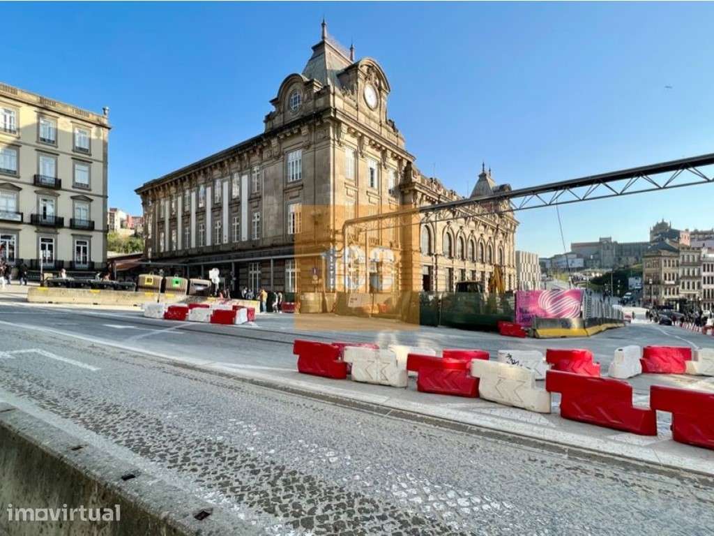Prédio junto à Estação de S. Bento - Grande imagem: 4/16