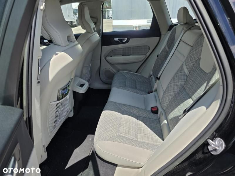 Volvo XC 60 B4 D AWD Essential - 27