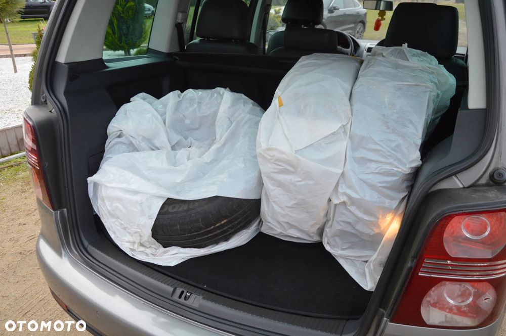 Volkswagen Touran 1.9 TDI Highline - 24