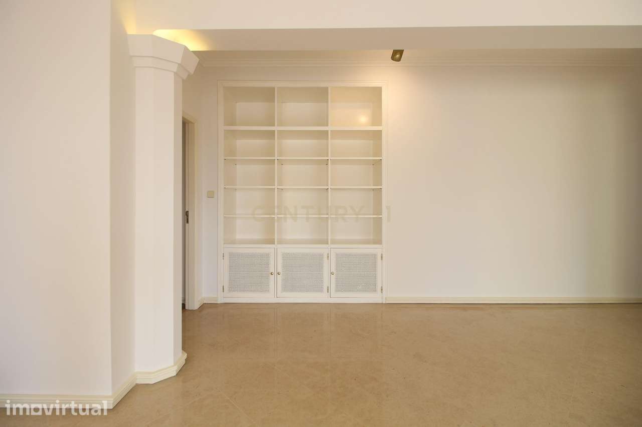 Apresento-lhe um apartamento com três quartos, situado em São Domingos - Grande imagem: 3/31