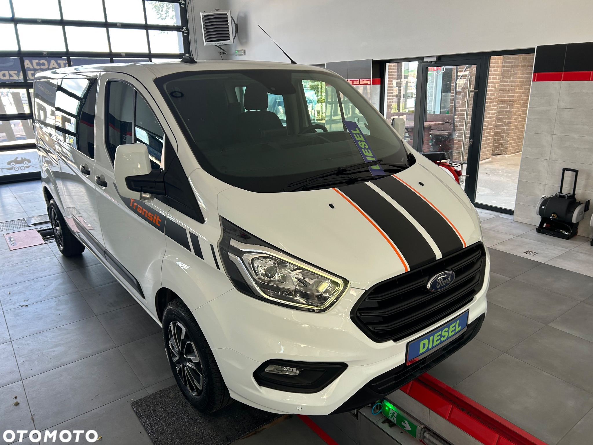 Ford Transit Custom 320 L1H2 VA Trend Nugget - 11