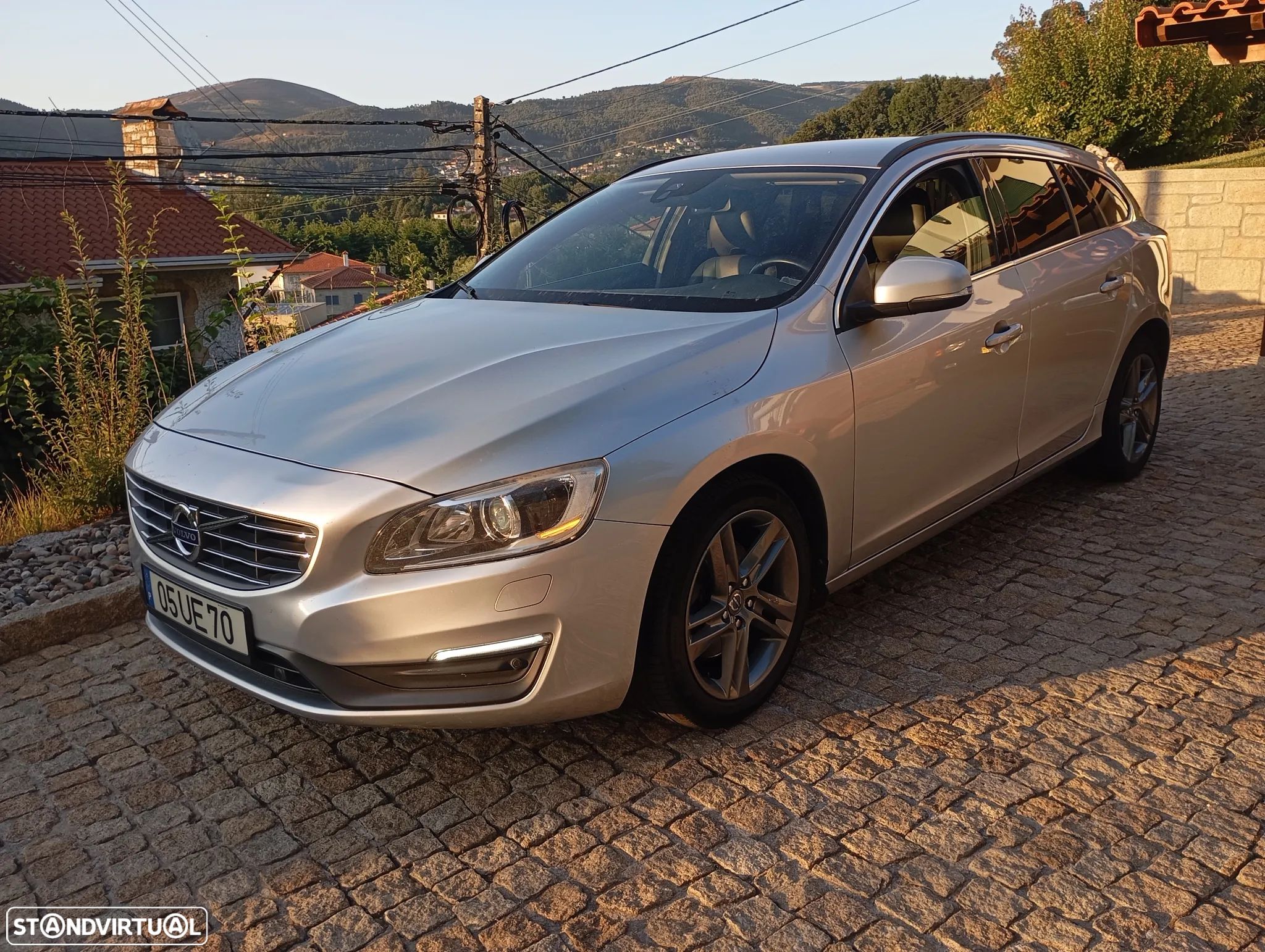 Volvo V60 2.0 D4 Momentum - 1