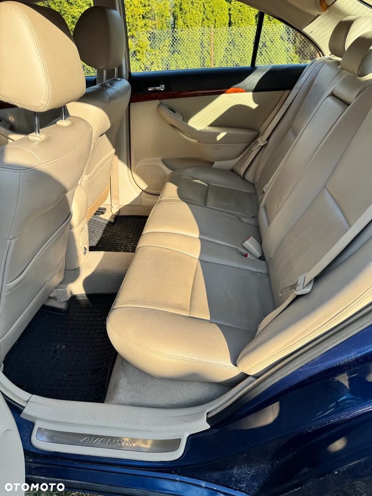 Toyota Avensis 2.0 D-4D Executive - 11