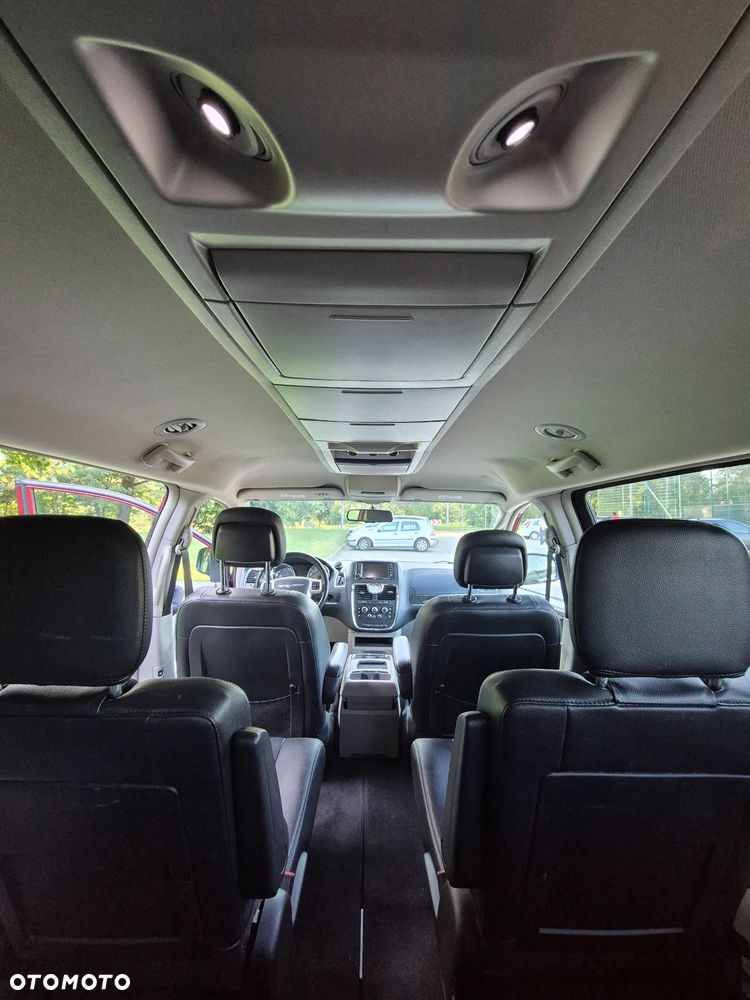 Chrysler Town & Country - 10