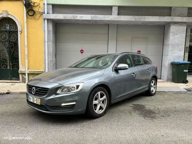 Volvo V60 2.0 D3 Momentum Geartronic - 1