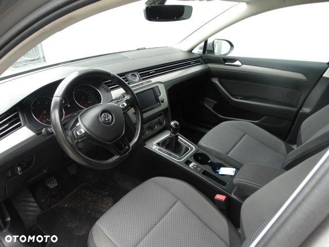 Volkswagen Passat 1.6 TDI SCR BlueMotion Trendline - 14