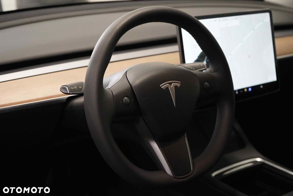 Tesla Model Y Long Range AWD - 13