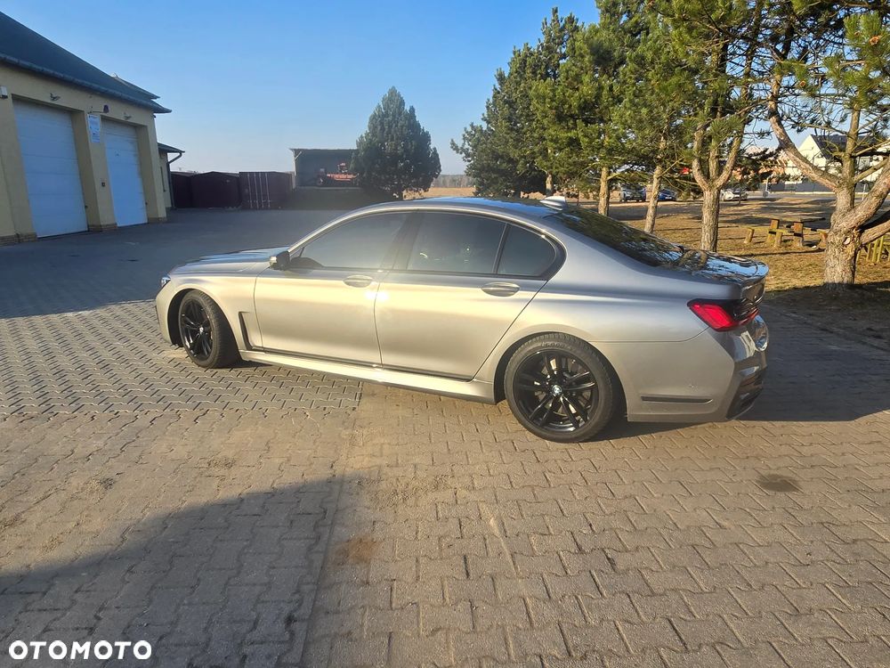BMW Seria 7 750i xDrive sport - 13