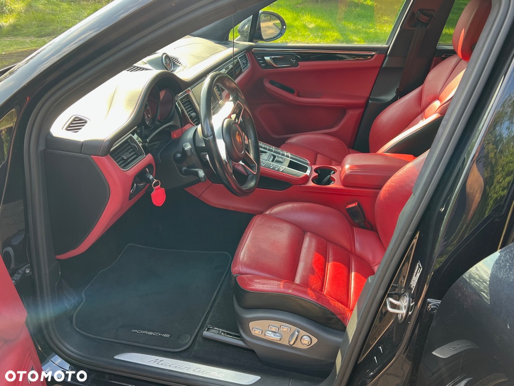 Porsche Macan Turbo - 28
