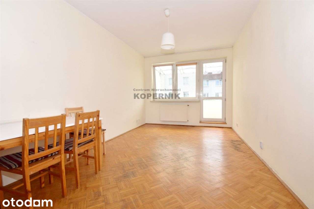 Dwa pokoje, cegła, duży balkon.