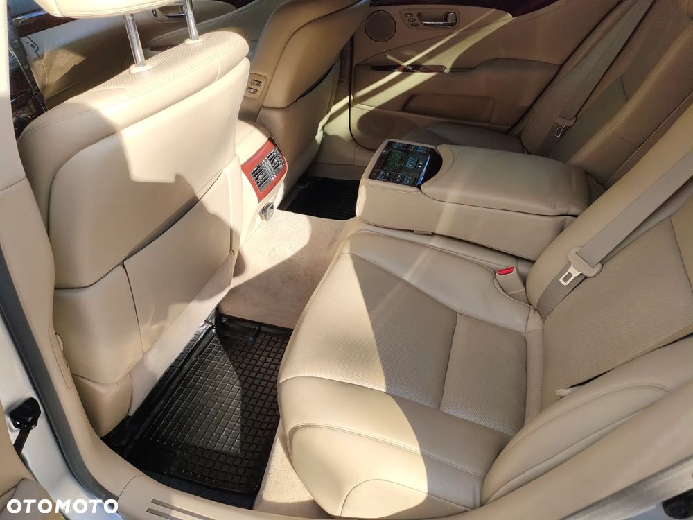 Lexus LS - 10