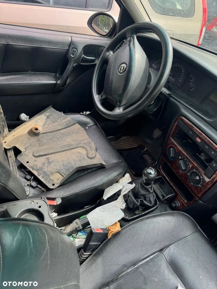 Opel Vectra B 2.0 Benzyna na części - 3
