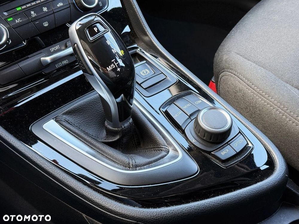 BMW Seria 2 218d - 16