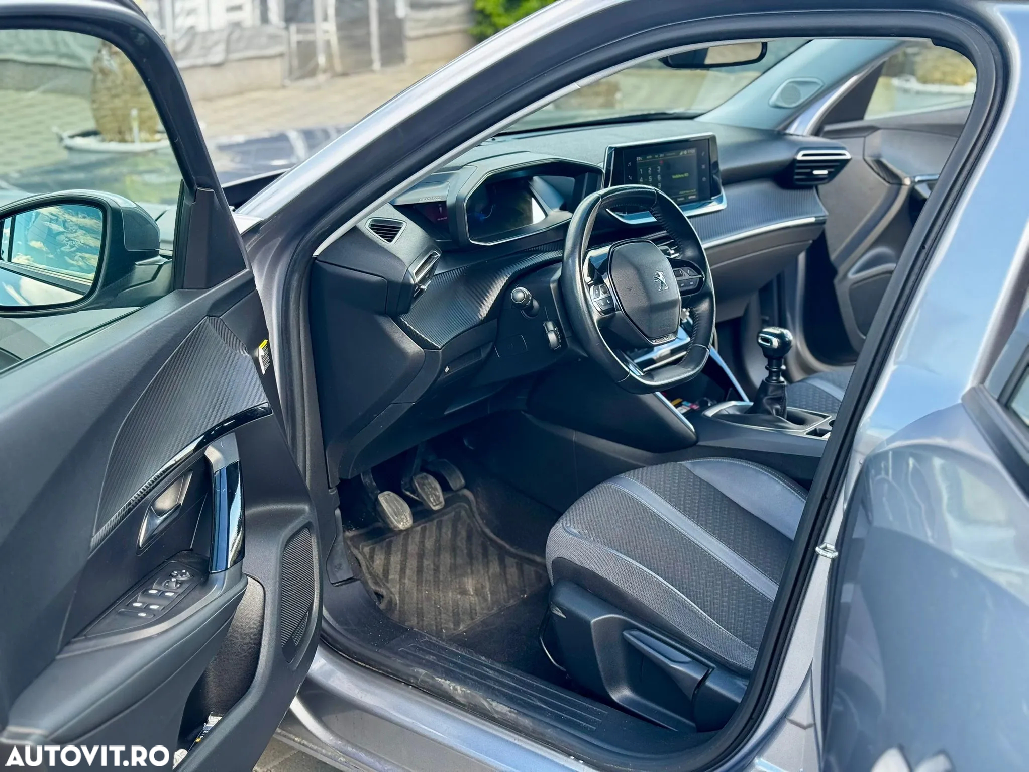 Peugeot 2008 1.2 L PureTech STT Allure - 4