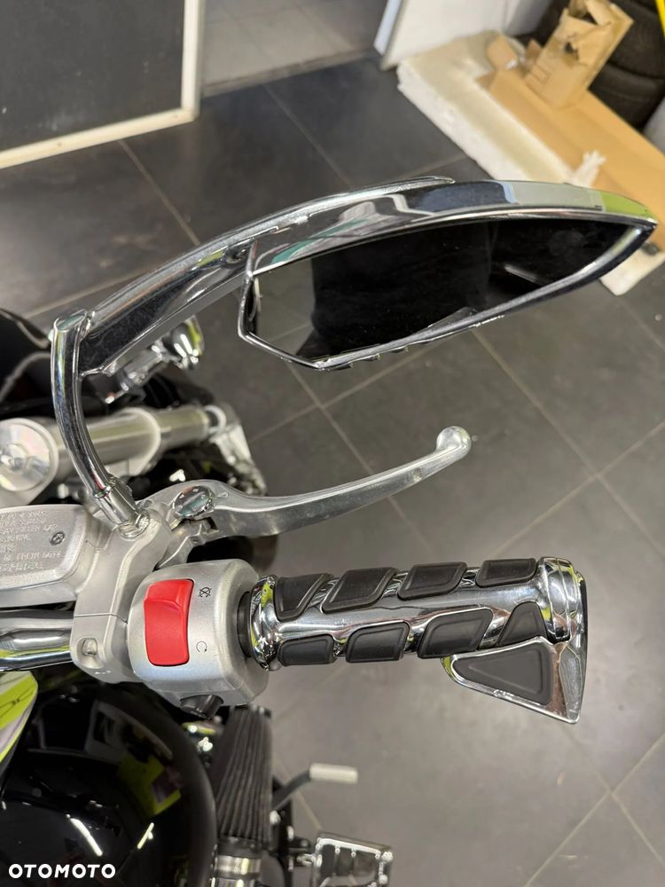 Suzuki Intruder - 10