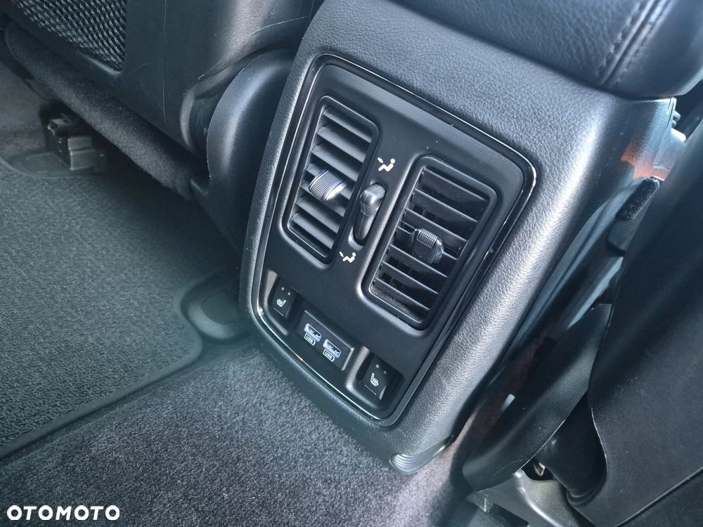 Jeep Grand Cherokee - 24