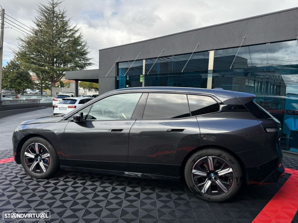 BMW iX xDrive 40 Pack Desportivo - 7
