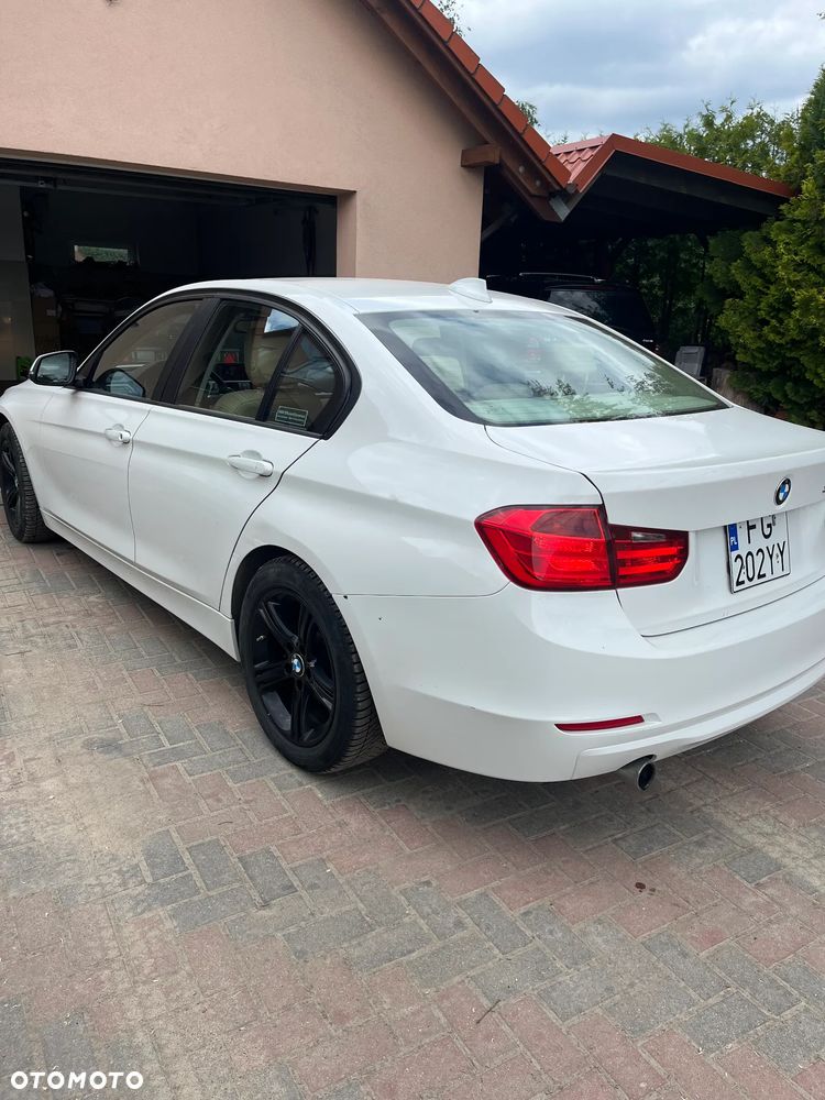 BMW Seria 3 320i - 11