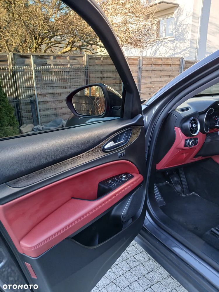Alfa Romeo Stelvio - 14
