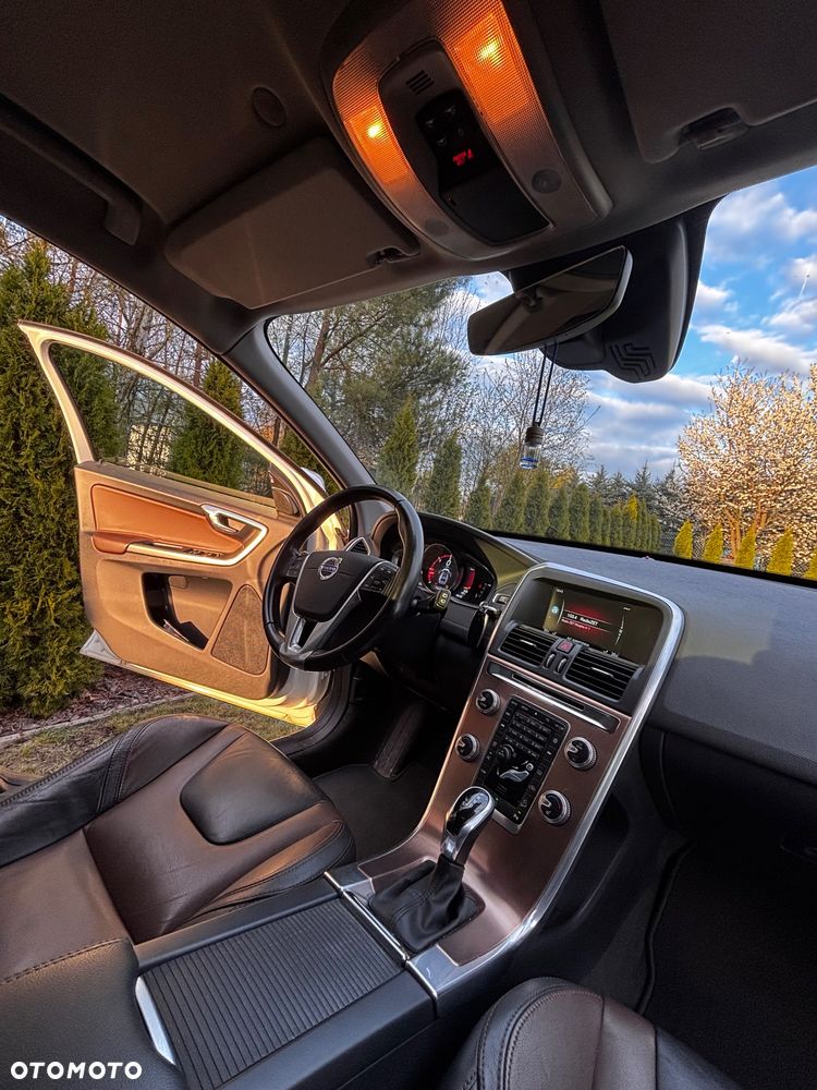 Volvo XC 60 D5 AWD Momentum - 6