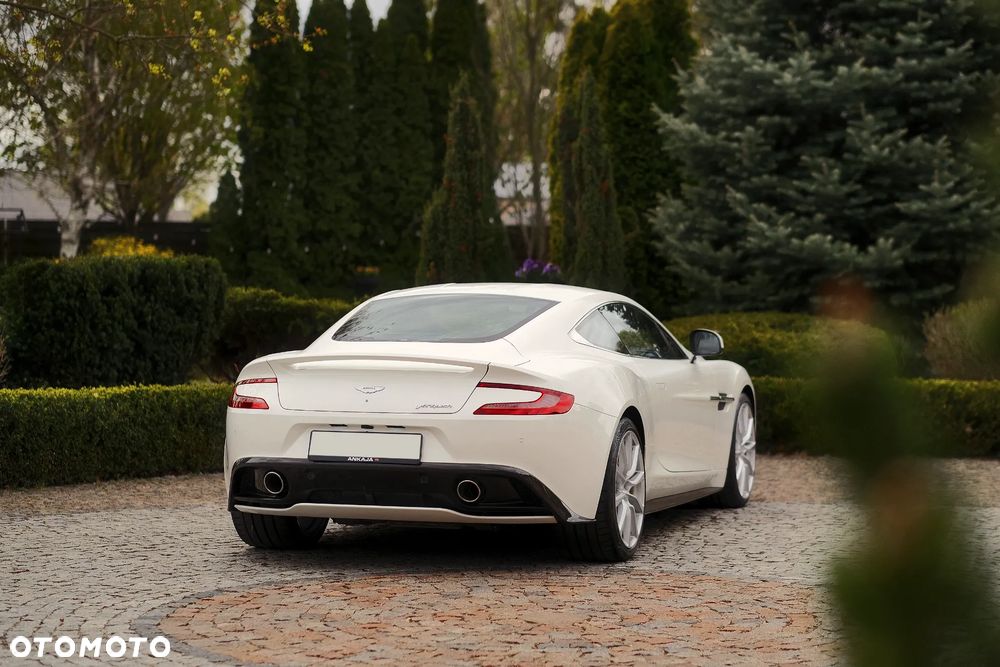 Aston Martin Vanquish - 10
