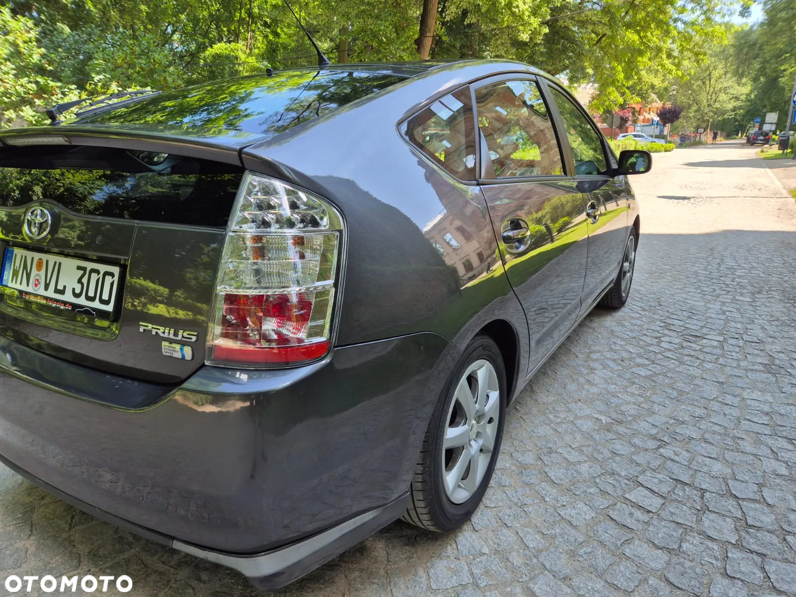 Toyota Prius (Hybrid) Executive - 12
