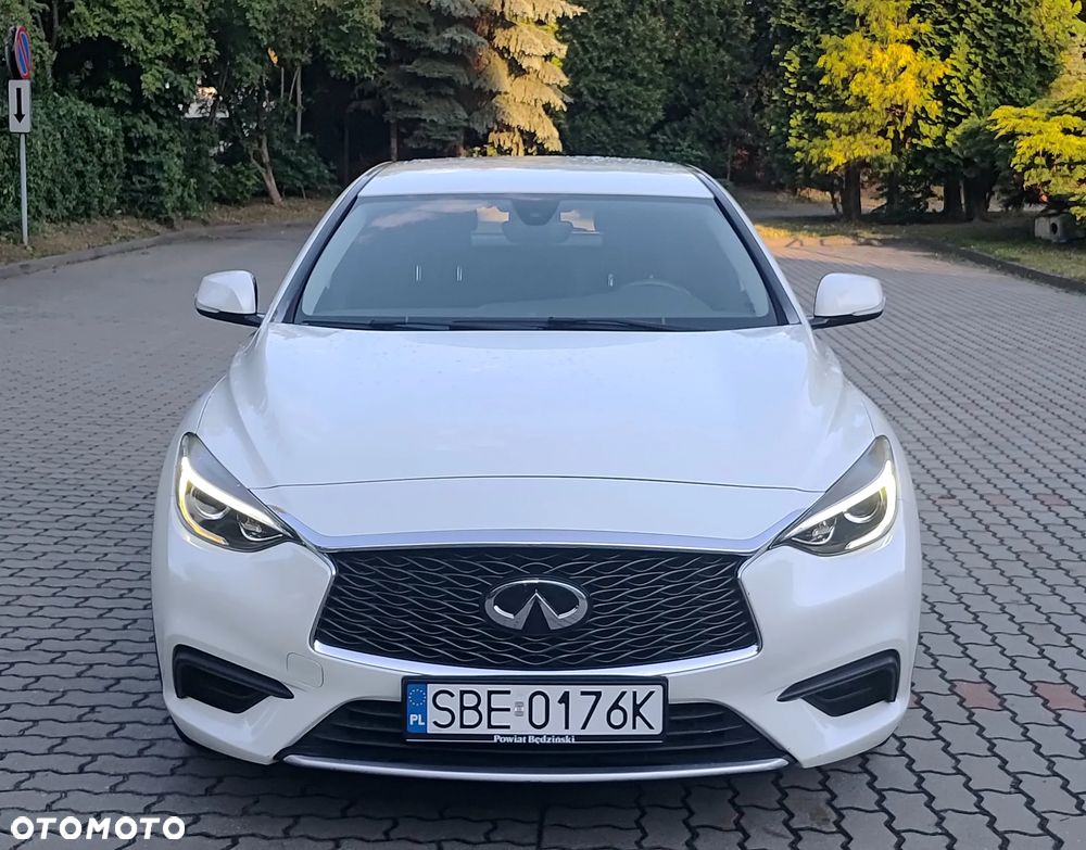 Infiniti Q30 1.6t - 4
