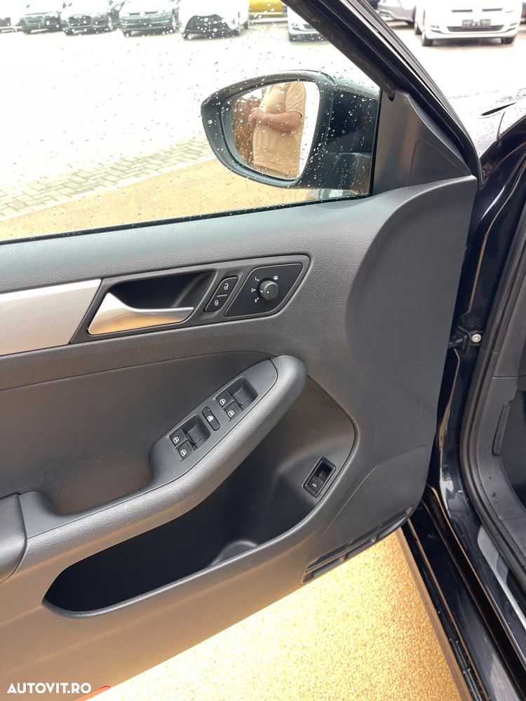 Volkswagen Jetta 1.6 TDI DSG Comfortline - 31