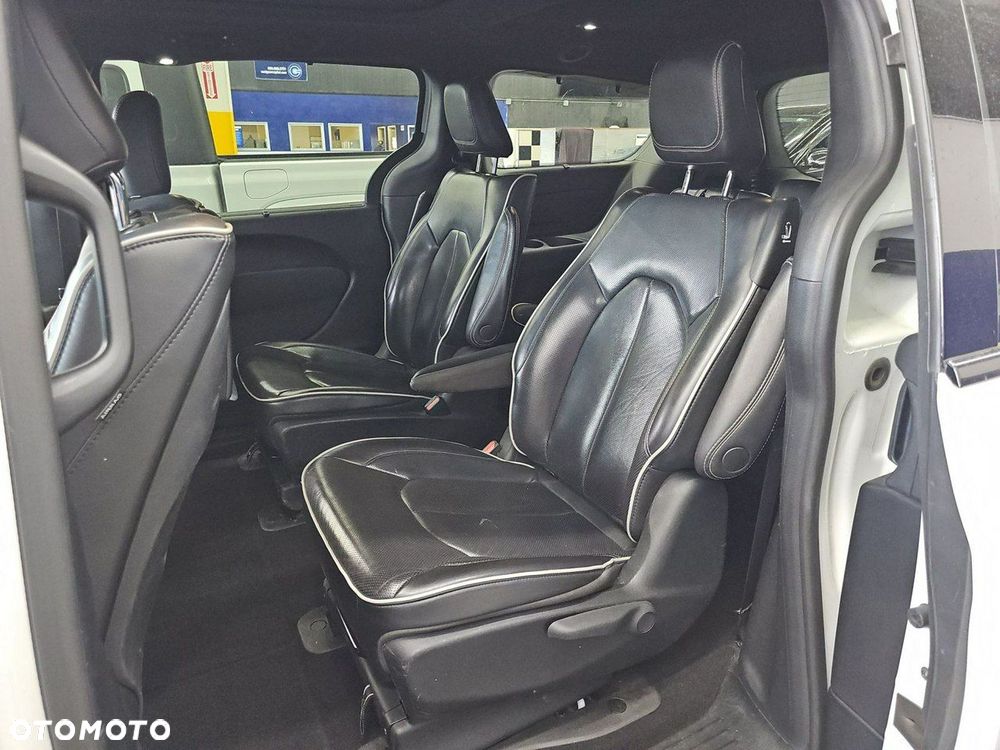 Chrysler Pacifica - 12