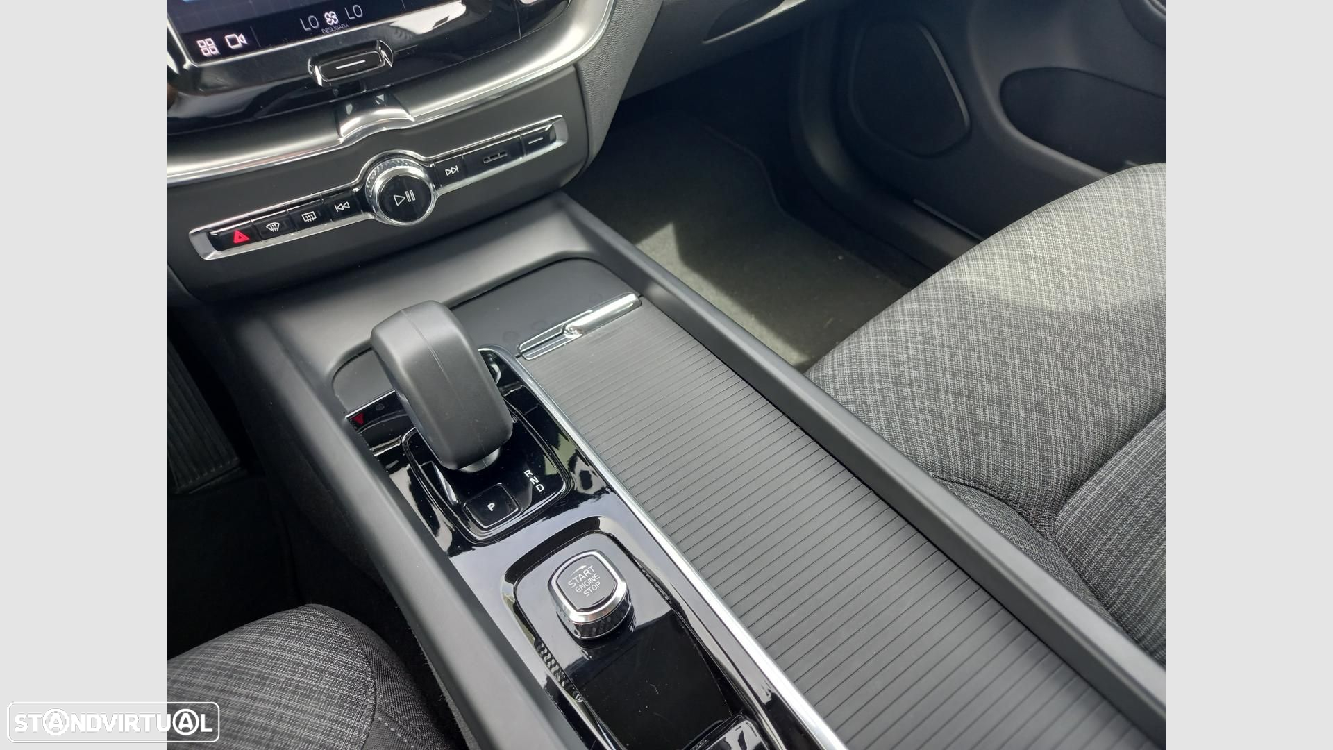 Volvo XC 60 2.0 B4 Momentum Plus - 22