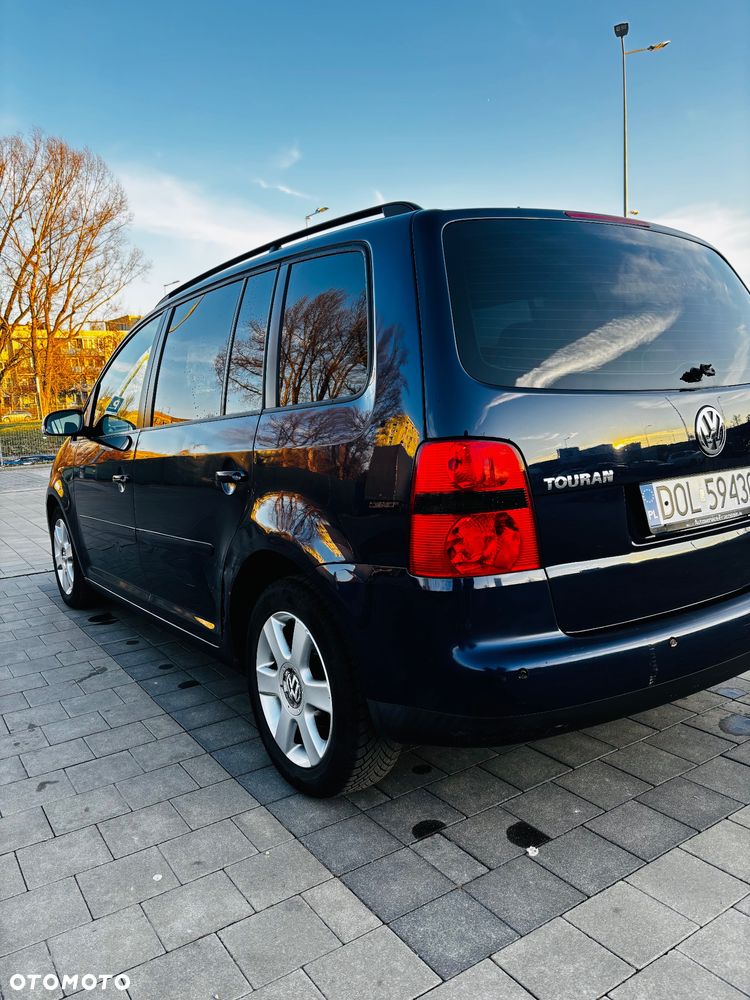 Volkswagen Touran 1.6 FSI Highline - 2