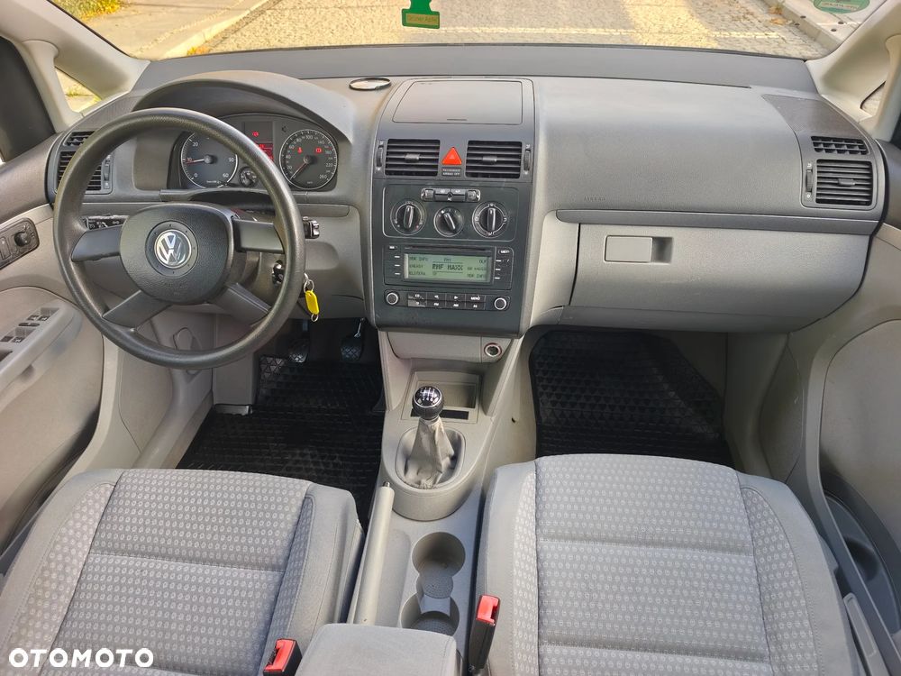 Volkswagen Touran - 12