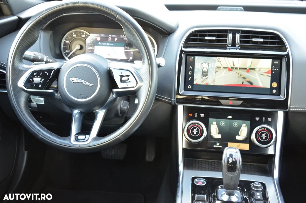 Jaguar XE D200 RWD MHEV R-Dynamic HSE - 17
