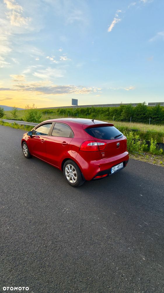 Kia Rio 1.2 L - 6