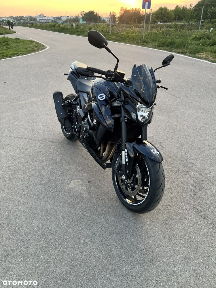 Suzuki GSX - 12