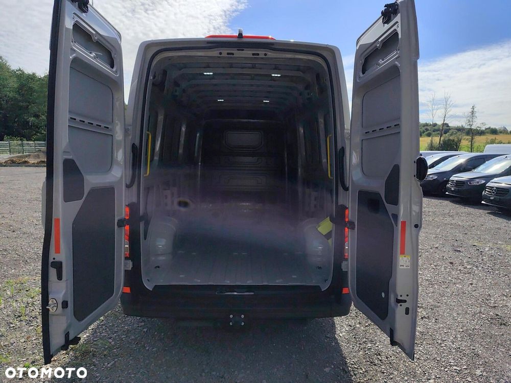Volkswagen Crafter 35 Furgon z wysokim dachem silnik: 2,0 l EU6 SCR 177 KM, przedni 8-bieg.automatyczna, r.o : 4490 mm - 31