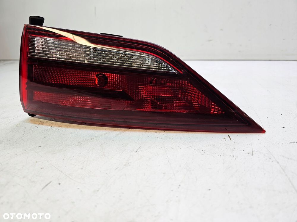 LAMPA PRAWY TYŁ W KLAPĘ AUDI A3 8V SEDAN 8V5945094G - 2